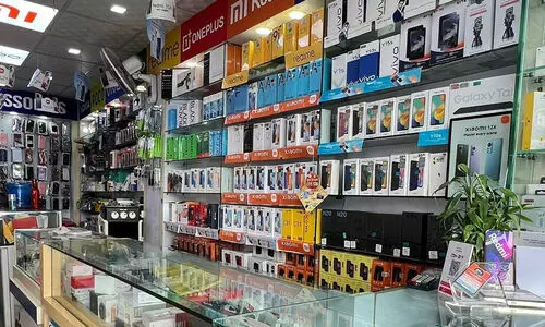 മൊബൈൽ ഷോപ്പിൽനിന്ന് പണം തട്ടി മുങ്ങി മലയാളി ജോലിക്കാർ മൊബൈൽ ഷോപ്പിൽനിന്ന് പണം തട്ടി മുങ്ങി മലയാളി ജോലിക്കാർ