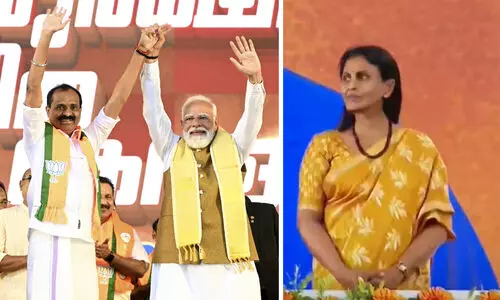 സ്റ്റേജിൽ മോദിയുടെ അടുത്തേക്ക് പോകാതെ മാറി നിന്ന് ആർ.​ ശ്രീലേഖ