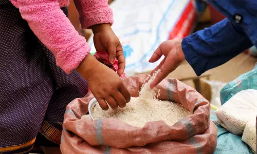 റേഷന്കടയില് പരിശോധന; 19 ചാക്ക് ഭക്ഷ്യയോഗ്യമല്ലാത്ത അരി പിടിച്ചെടുത്തു റേഷന്കടയില് പരിശോധന; 19 ചാക്ക് ഭക്ഷ്യയോഗ്യമല്ലാത്ത അരി പിടിച്ചെടുത്തു