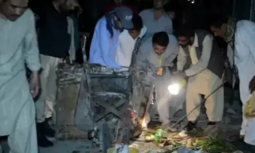 പാകിസ്താനിൽ സമാധാന സമിതി തലവന്റെ വീട്ടിൽ ചാവേർ ബോംബാക്രമണം; അഞ്ച് പേർ കൊല്ലപ്പെട്ടു