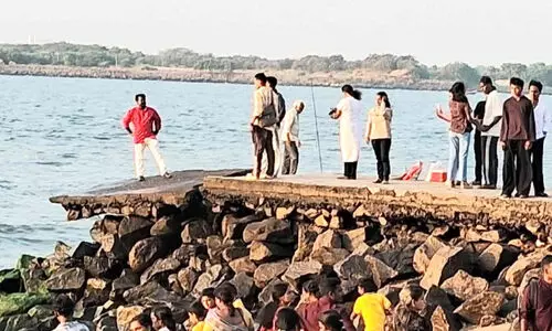 അപകടഭീതി ഉയർത്തി തകർന്ന പുലിമുട്ട്; ഫോട്ടോ ഷൂട്ടിനിടെ യുവാവ് തെന്നിവീണു