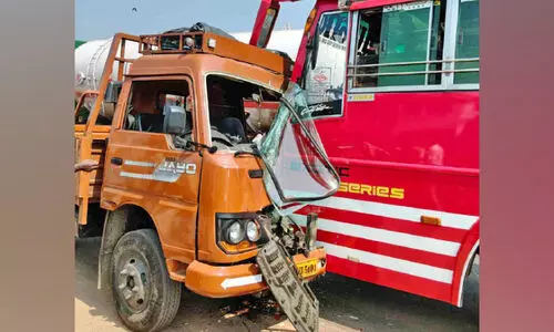 വടകരയിൽ സ്വകാര്യ ബസും ലോറിയും കൂട്ടിയിടിച്ച് ലോറി ഡ്രൈവർക്ക് ഗുരുതര പരിക്ക്