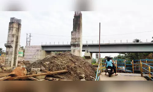 പണിതീരാൻ ഇനിയും നാളുകളെടുക്കും; തൃക്കുന്നപ്പുഴയിൽ ‘യുദ്ധം’ ജയിക്കാതെ 20 മീറ്റർ പാലം