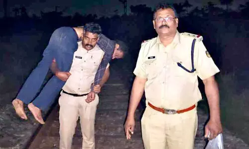 റെയിൽവേ ട്രാക്കിൽനിന്ന് ജീവിത ട്രാക്കിലേക്ക് കൈപിടിച്ച് പൊലീസ് റെയിൽവേ ട്രാക്കിൽനിന്ന് ജീവിത ട്രാക്കിലേക്ക് കൈപിടിച്ച് പൊലീസ്