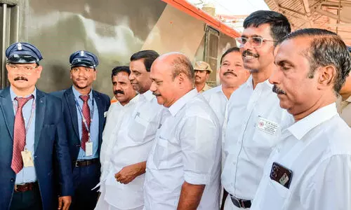 അമൃത് ഭാരത് എക്സ്പ്രസുകൾക്ക് സ്വീകരണം അമൃത് ഭാരത് എക്സ്പ്രസുകൾക്ക് സ്വീകരണം