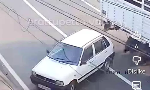 നിർത്തിയിട്ട കാർ തനിയെ ഉരുണ്ടുനീങ്ങി നിർത്തിയിട്ട കാർ തനിയെ ഉരുണ്ടുനീങ്ങി