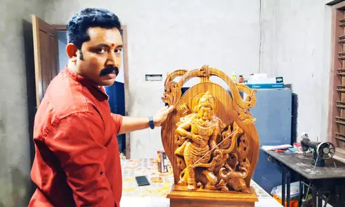 പ്രധാനമന്ത്രിക്ക് സമർപ്പിച്ചത് വിഷ്ണു തീർത്ത അപൂർവ ശിൽപം