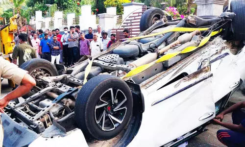 കാർ തലകീഴായി മറിഞ്ഞു; കലക്ടർക്കും ഒപ്പം ഉണ്ടായിരുന്നവർക്കും പരിക്ക് കാർ തലകീഴായി മറിഞ്ഞു; കലക്ടർക്കും ഒപ്പം ഉണ്ടായിരുന്നവർക്കും പരിക്ക്