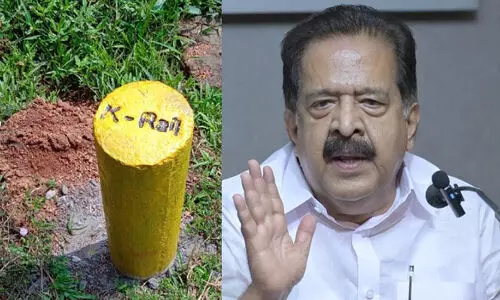 ശ്രീധരനാണെങ്കിലും പിണറായിയാണെങ്കിലും മഞ്ഞക്കുറ്റി ഊരി ജനങ്ങളെ രക്ഷിക്കണം -ചെന്നിത്തല