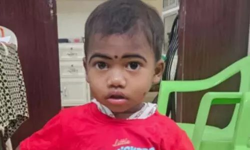 രണ്ടുവയസ്സുള്ള കുഞ്ഞിനെ ട്രെയിനിൽ ഉപേക്ഷിച്ച് വെള്ളം വാങ്ങാനെന്ന് പറഞ്ഞ് പുറത്തിറങ്ങി മുങ്ങി മാതാപിതാക്കൾ