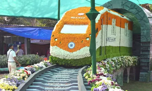 പൂ​വി​ൽ കൗ​തു​കം വി​രി​യിച്ച ‘വ​ന്ദേ ഭാ​ര​ത്’​ട്രെ​യി​ൻ