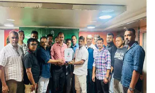 അ​ല​വി കാ​ടേ​ങ്ങ​ലി​ന് കെ.​എം.​സി.​സി ജി​ദ്ദ യാ​ത്ര​യ​യ​പ്പ് ന​ൽ​കി