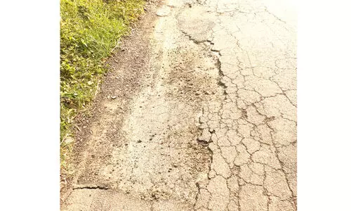 മ​ങ്ക​ര കാ​ളി​കാ​വ്  റോ​ഡ് ത​ക​ർ​ച്ച​യി​ൽ