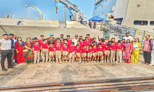 കാഴ്ചവെല്ലുവിളി നേരിടുന്ന കുട്ടികൾ യുദ്ധക്കപ്പൽ സന്ദർശിച്ചു