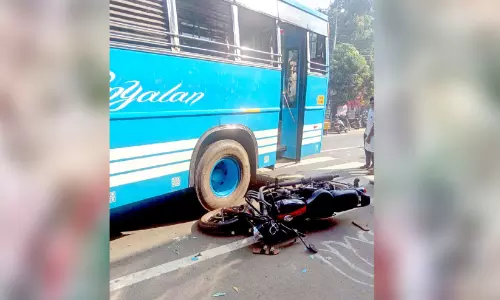 റോഡ് മുറിച്ചുകടന്ന ബൈക്ക് യാത്രികനെ ബസ് ഇടിച്ചുവീഴ്ത്തി