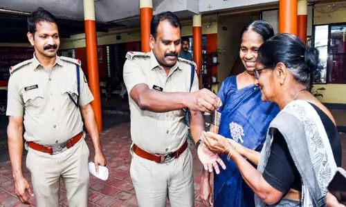 വീണുകിട്ടിയ അഞ്ചുപവന്റെ മാല തിരികെനൽകി