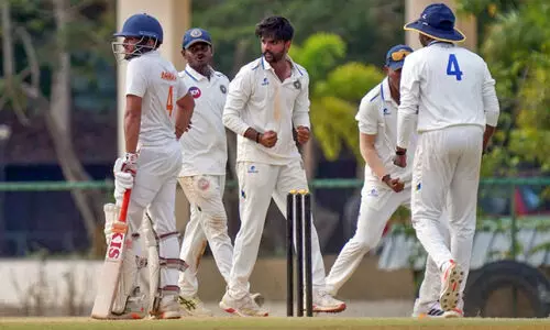 സി.കെ. നായിഡു ട്രോഫിയിൽ കേരളം ജയത്തിലേക്ക്; ജമ്മു-കശ്മീരിന് ഒരു വിക്കറ്റ് ശേഷിക്കെ 118 റൺസ് വേണം സി.കെ. നായിഡു ട്രോഫിയിൽ കേരളം ജയത്തിലേക്ക്; ജമ്മു-കശ്മീരിന് ഒരു വിക്കറ്റ് ശേഷിക്കെ 118 റൺസ് വേണം