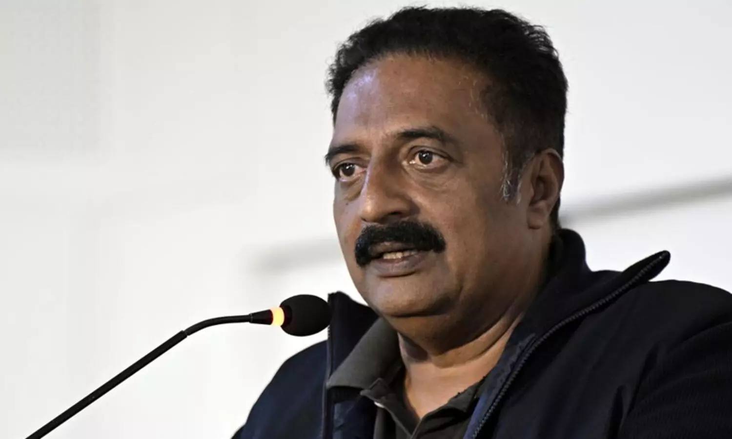 ഹിന്ദി സിനിമക്ക് വേരുകൾ നഷ്ടപ്പെട്ടു; പ്രതിമകളെപ്പോലെ കാണാൻ എല്ലാം മനോഹരമാണ്, പക്ഷേ പ്ലാസ്റ്റിക് പോലെ കൃത്രിമവുമാണ് -പ്രകാശ് രാജ്