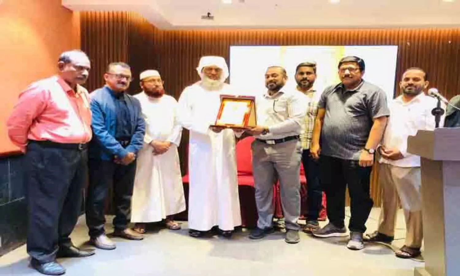 ഉ​സ്താ​ദ് അ​ലി​യാ​ർ ഖാ​സി​മി​ക്ക് സ്വീ​ക​ര​ണം ന​ൽ​കി