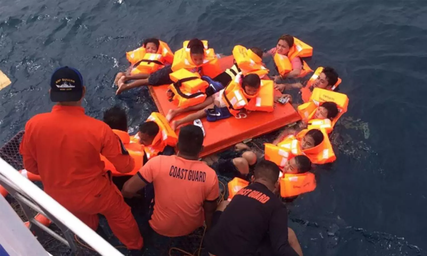 ഫിലിപ്പീൻസിൽ 359 പേരുമായി പോയ ബോട്ട് മുങ്ങി 15 മരണം; നിരവധി പേരെ കാണാതായി