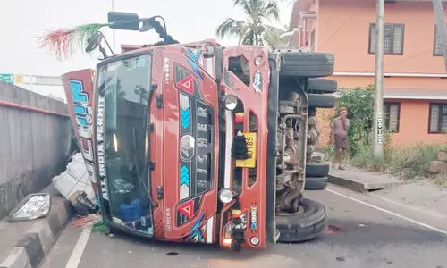മുഴപ്പിലങ്ങാട് ദേശീയപാത സർവീസ് റോഡിൽ ചരക്ക് ലോറി വഴിയാത്രക്കാരനെ ഇടിച്ച് മറിഞ്ഞു; ഒരാൾ മരിച്ചു മുഴപ്പിലങ്ങാട് ദേശീയപാത സർവീസ് റോഡിൽ ചരക്ക് ലോറി വഴിയാത്രക്കാരനെ ഇടിച്ച് മറിഞ്ഞു; ഒരാൾ മരിച്ചു