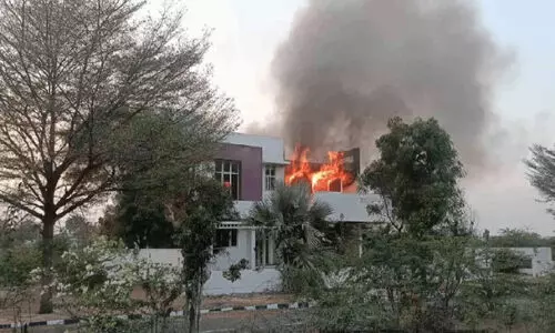 ബി.​ജെ.​പി നേ​താ​ക്ക​ളു​ടെ മാ​തൃ​കാ വീ​ടി​ന് തീ​പി​ടി​ച്ചു; എ​ട്ടു​പേ​ര്‍ അ​റ​സ്റ്റി​ല്‍