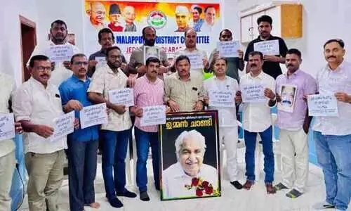 ഉ​മ്മ​ൻ ചാ​ണ്ടി​ക്കെ​തി​രാ​യ പ​രാ​മ​ർ​ശം: മ​ല​പ്പു​റം ജി​ല്ല ഒ.​ഐ.​സി.​സി പ്ര​തി​ഷേ​ധം