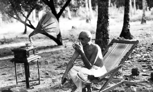 മാങ്കോസ്റ്റീന് മരത്തണലില് ബഷീര് കഥകളുടെ മായാജാലം മാങ്കോസ്റ്റീന് മരത്തണലില് ബഷീര് കഥകളുടെ മായാജാലം