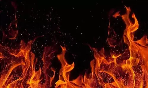 കൊൽക്കത്തയിൽ ഡ്രൈ ഫുഡ് ഗോഡൗണിൽ വൻ തീപിടിത്തം; ആറ് പേർ കുടുങ്ങിക്കിടക്കുന്നതായി സംശയം