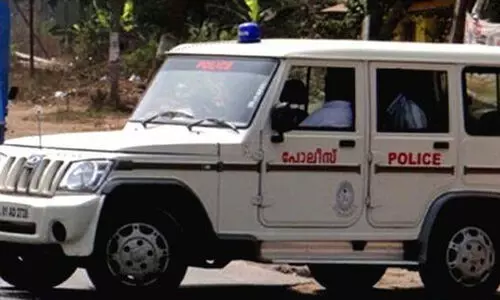 ഡ്യൂട്ടി സമയത്ത് പോലീസ് സ്റ്റേഷന് മുന്നിൽ നിർത്തിയിട്ട വാഹനത്തിൽ പരസ്യ മദ്യപാനവുമായി പൊലീസ്