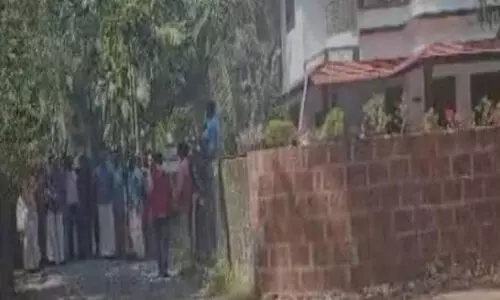 പടക്കമെറിഞ്ഞും മുദ്രാവാക്യം വിളിച്ചും വി.കുഞ്ഞികൃഷ്ണന്‍റെ വീടിനു മുന്നിൽ സി.പി.എം പ്രവർത്തകർ