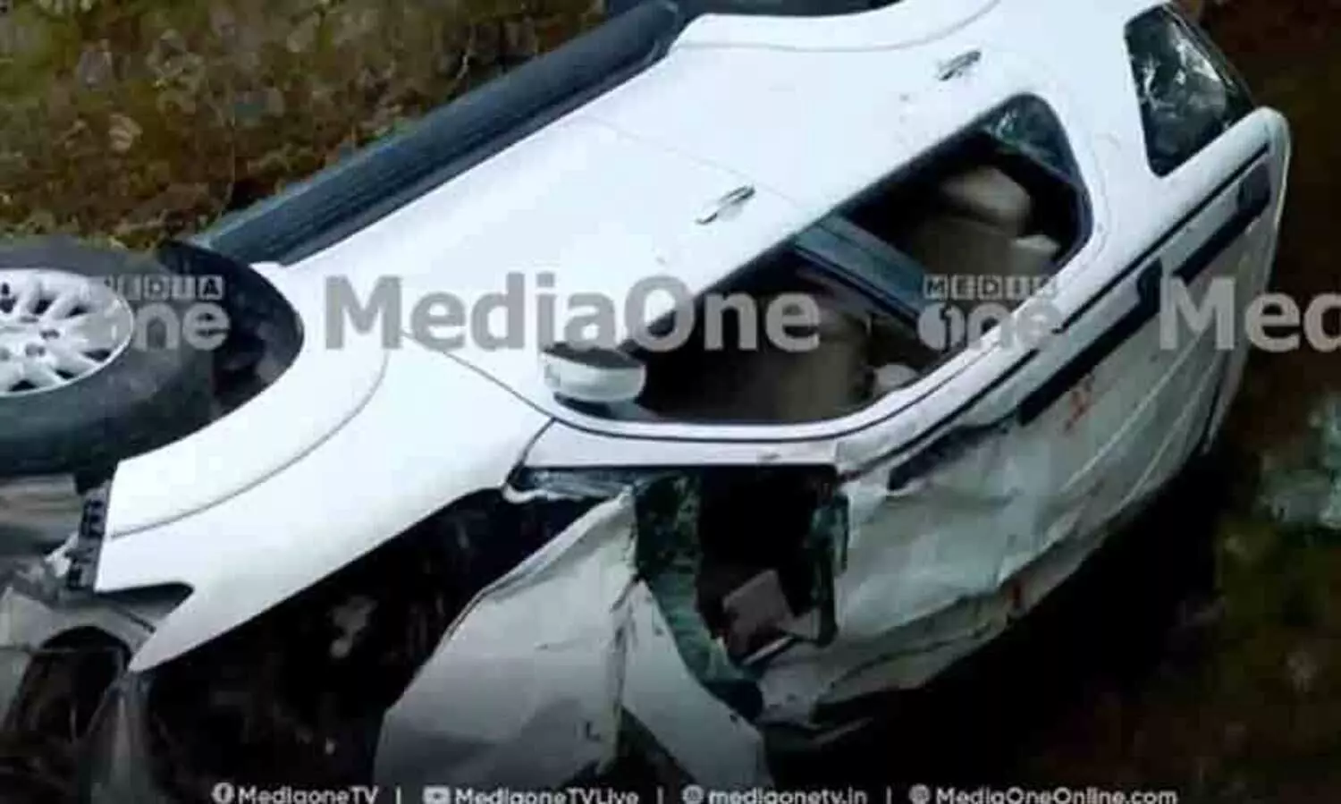 കോട്ടയത്ത് കാര്‍ തോട്ടിലേക്ക് വീണു; ഒരാൾ മരിച്ചു, നാല് പേര്‍ക്ക് പരിക്ക്