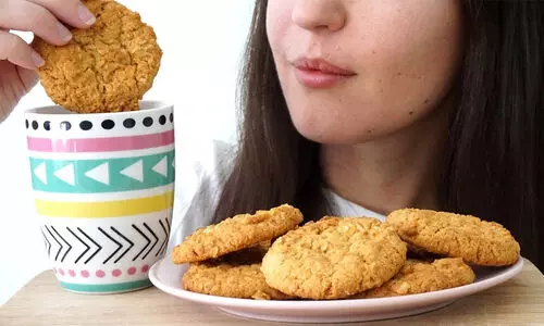 ഉറങ്ങുന്നതിന് മുമ്പ് ബിസ്ക്കറ്റ് കഴിക്കാറുണ്ടോ; പണി കിട്ടും സൂക്ഷിച്ചോ! ഉറങ്ങുന്നതിന് മുമ്പ് ബിസ്ക്കറ്റ് കഴിക്കാറുണ്ടോ; പണി കിട്ടും സൂക്ഷിച്ചോ!