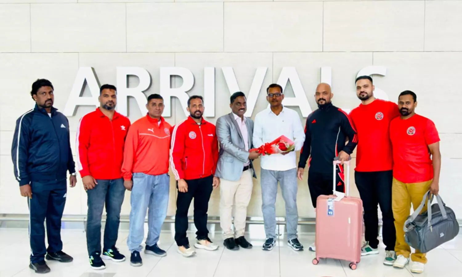 യോമായ് മാർഷൽ ആർട്സ് അക്കാദമി ഗ്രാൻഡ് മാസ്റ്റർ നിസാർ ടി.പിക്ക് എയർപോർട്ടിൽ സ്വീകരണം നൽകി