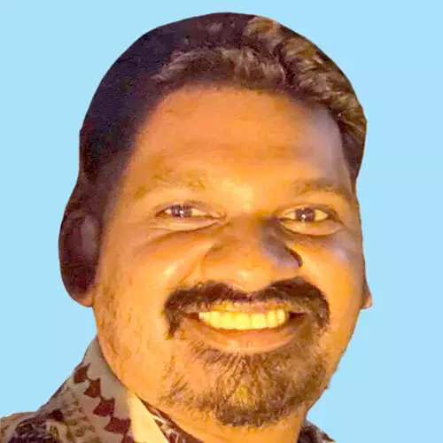 ബൈ​ക്ക് വൈ​ദ്യു​തി തൂ​ണി​ലി​ടി​ച്ച് യു​വാ​വ് മ​രി​ച്ചു