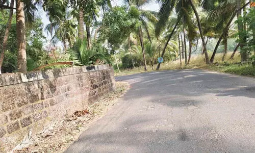 തീരദേശ റോഡിലെ വളവിൽ അപകട ഭീഷണി; നികത്തണമെന്ന് ആവശ്യം