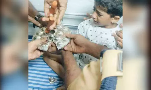 ഇഡ്ഡലിപ്പാത്രത്തിന്റെ ദ്വാരത്തില്‍ കൈവിരലുകള്‍ കുടുങ്ങി; അഞ്ച് വയസ്സുകാരിക്ക് അഗ്നിരക്ഷാസേന രക്ഷകരായി