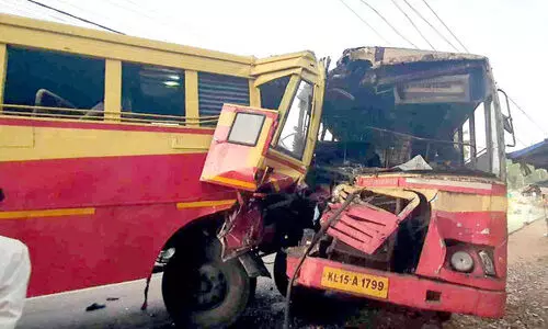 കെ.എസ്.ആർ.ടി.സി ബസുകൾ കൂട്ടിയിടിച്ച് 30ലേറെ പേർക്ക് പരിക്ക് കെ.എസ്.ആർ.ടി.സി ബസുകൾ കൂട്ടിയിടിച്ച് 30ലേറെ പേർക്ക് പരിക്ക്