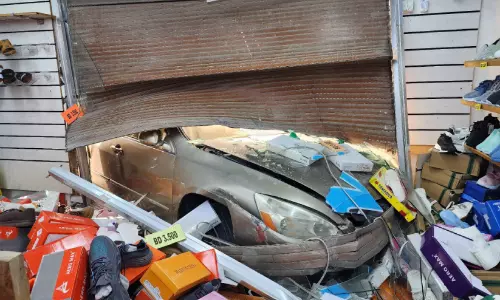 നി​യ​ന്ത്ര​ണം​വി​ട്ട കാ​ർ ക​ട​യി​ലേ​ക്ക് പാ​ഞ്ഞു​ക​യ​റി​; ആ​ള​പാ​യ​മി​ല്ല