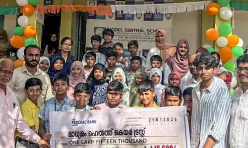 ആ​ല​ത്തൂ​ർ മോ​ഡ​ൽ സ്കൂ​ൾ വി​ദ്യാ​ർ​ഥി​ക​ൾ സ​ഹാ​യം കൈ​മാ​റി