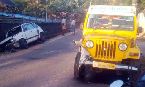 പി​ക്​​അ​പ് വാ​നും കാ​റും കൂ​ട്ടി​യി​ടി​ച്ച് യു​വാ​വി​ന് പ​രി​ക്ക്