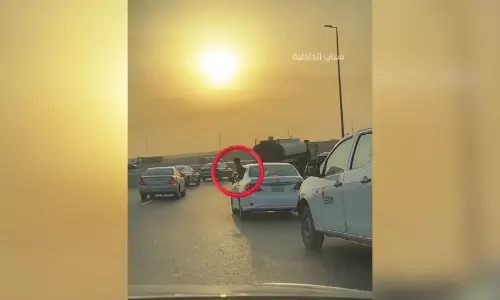 ഓടുന്ന കാറിൽനിന്ന്​ കുട്ടി പുറത്തേക്ക്​ തലയിട്ടു, രക്ഷിതാവിനെതി​​​രെ ട്രാഫിക്​ പൊലീസ്​ നടപടി