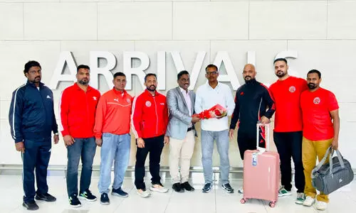 യോമായ് മാർഷൽ ആർട്സ് അക്കാദമി ഗ്രാൻഡ് മാസ്റ്റർ നിസാർ ടി.പിക്ക് എയർപോർട്ടിൽ സ്വീകരണം നൽകി