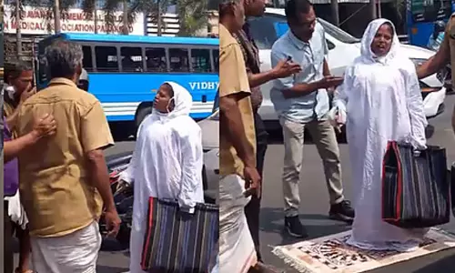 ഭർതൃവീട്ടുകാർ സ്വത്ത് നൽകാതെ വഞ്ചിച്ചെന്ന്; നടുറോഡിൽ നിസ്കരിച്ച് വീട്ടമ്മയുടെ പ്രതിഷേധം