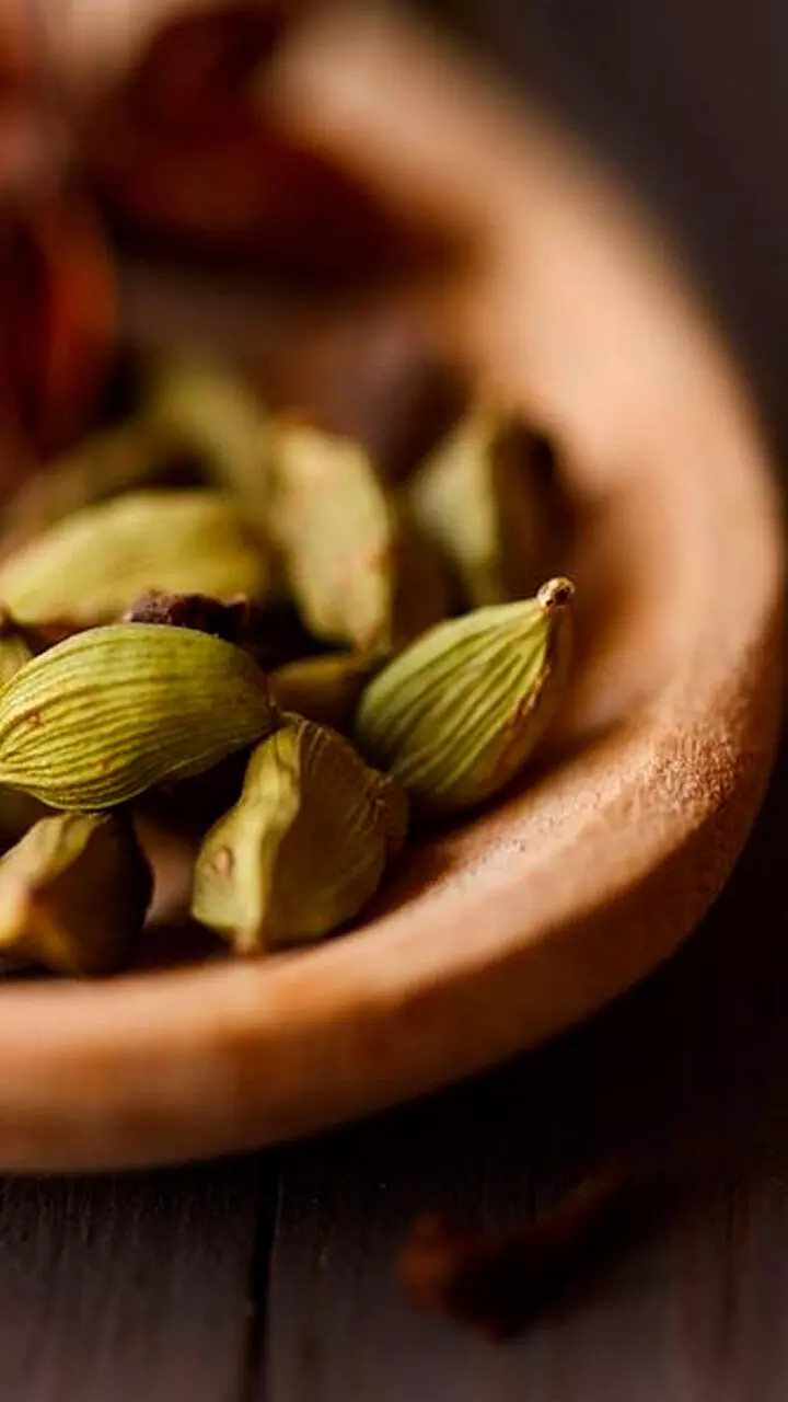 സുഗന്ധവ്യഞ്ജനങ്ങളുടെ റാണിയായ ഏലക്കയുടെ ആരോഗ്യ ഗുണങ്ങൾ സുഗന്ധവ്യഞ്ജനങ്ങളുടെ റാണിയായ ഏലക്കയുടെ ആരോഗ്യ ഗുണങ്ങൾ