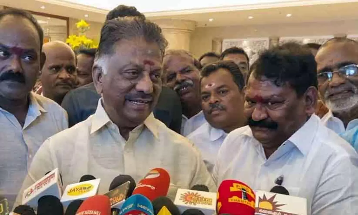 എ.ഐ.എ.ഡി.എം.കെയിലേക്ക് മടങ്ങാൻ തയാറാണെന്ന് പനീർശെൽവം; വേണ്ടെന്ന് പളനിസ്വാമി