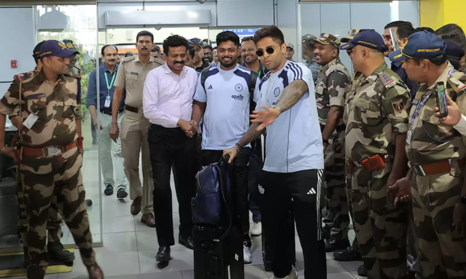 ‘ഡോണ്ട് ഡിസ്റ്റര്‍ബ് ചേട്ടാ...’ ! സഞ്ജുവിന് വഴിയൊരുക്കി സൂര്യകുമാർ; തിരുവനന്തപുരത്ത് ആരാധകരുടെ ആവേശത്തിലേക്ക് പറന്നിറങ്ങി ഇന്ത്യൻ ടീം