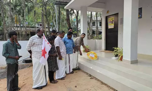 സു​ര​ക്ഷാ​പ്ര​ശ്നം: അം​ഗ​ൻ​വാ​ടി താ​ൽ​ക്കാ​ലി​ക​മാ​യി അ​ട​ച്ചു, മാ​ലി​ന്യ ടാ​ങ്ക് നി​ർ​മി​ക്കാ​ത്ത​തി​നാ​ൽ മ​ലി​ന​ജ​ലം പു​റ​ത്തേ​ക്കൊ​ഴു​കു​ന്ന അ​വ​സ്ഥ​യാ​ണ്