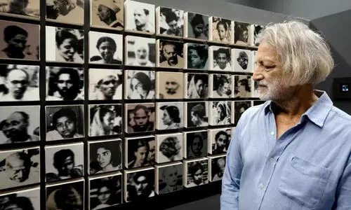 ബിനാലെ സന്ദർശിച്ച് ആനന്ദ് പട്‌വർധൻ