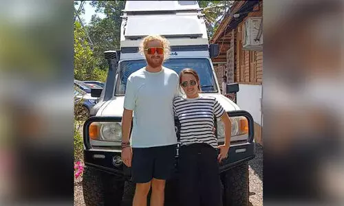 കാ​ർ വീ​ടാ​ക്കി ലോ​കം ചു​റ്റു​ന്ന വി​ദേ​ശ ദ​മ്പ​തി​മാ​ർ